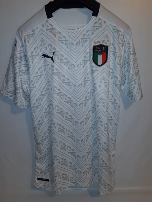 لباس دوم تیم ملی ایتالیا