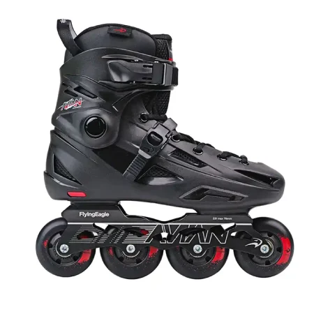 نمای سه‌رخ از اسکیت فری‌اسکیت فلایینگ ایگل مدل Avian Black با بوت مشکی، فریم نقره‌ای و چرخ‌های مشکی.