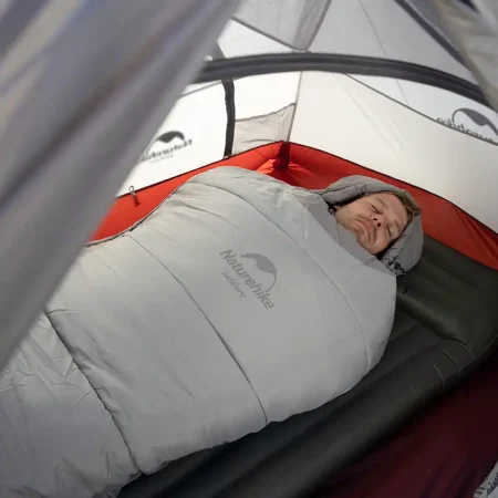 کیسه خواب نیچرهایک P300 داخل چادر