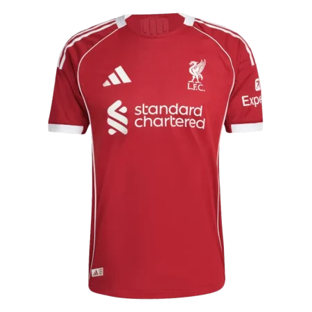 لباس اول پلیری لیورپول 2025-26 قرمز با لوگوی ژله‌ای L.F.C و اسپانسر Standard Chartered، مدل Player Fit تایلندی با فناوری HEAT.RDY.