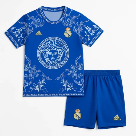 ست بچه‌گانه مفهومی رئال مادرید با طرح ورساچه به رنگ آبی سلطنتی با لوگوی مدوا و نقوش نقره‌ای``