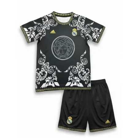 ست بچه‌گانه مفهومی رئال مادرید با طرح ورساچه شامل پیراهن مشک با طرح مدوسا و شورت مشکی