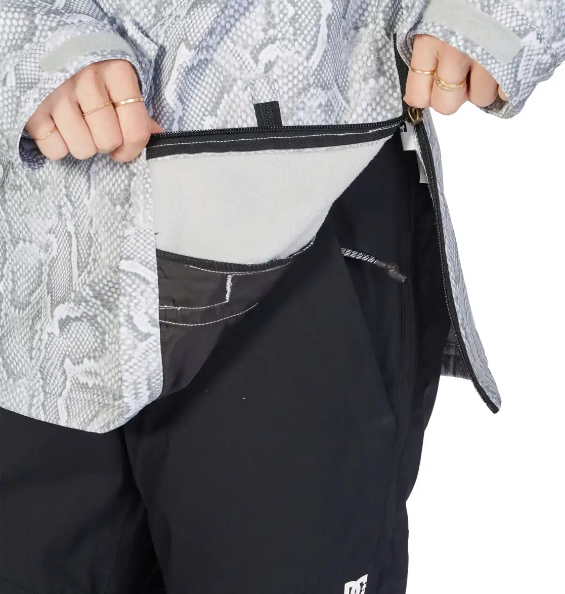 کاپشن اسنوبرد زنانه دیسی (DC) مدل Prism Softshell Anorak طرح پوست ماری (White Mamba) - تصویر 5